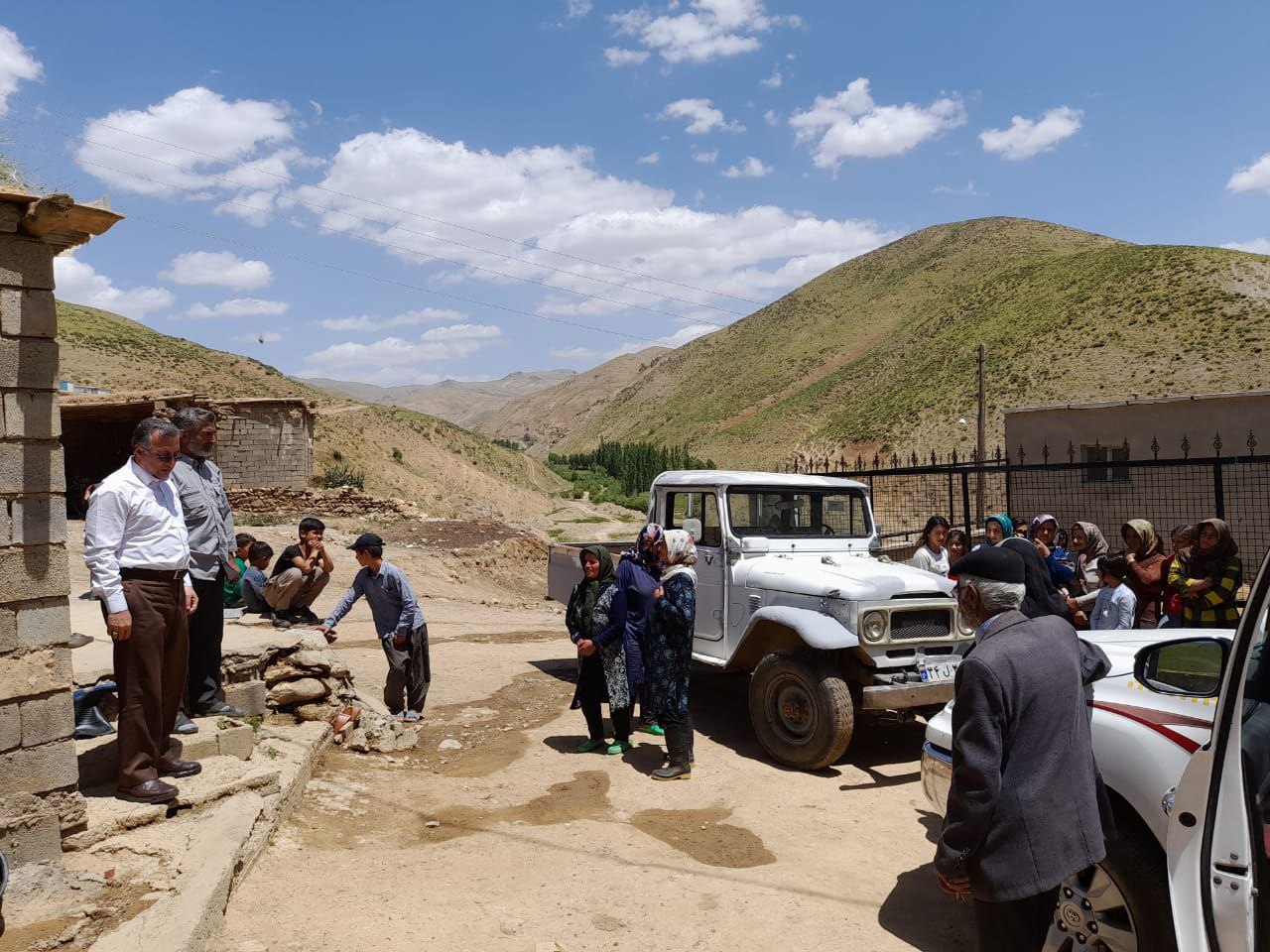 حضور فرماندار شهرستان شاهین دژدر روستای اوچ دره در بخش مرکزی